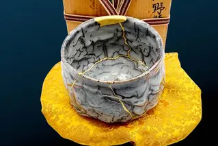 Un bol à thé en céramique(Chawan) restauré de manière écoresponsable avec de la laque végétale Urushi.