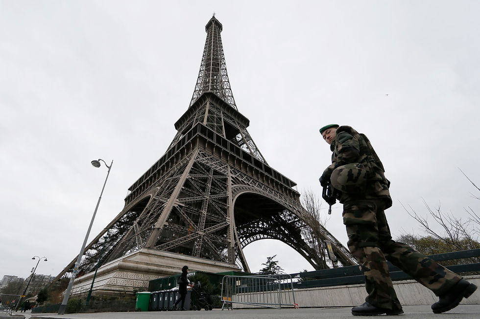 Soldado francês em prontidão na Capital Francesa, durante a Operação Vigipirate. Photo: Reuters/Gonzalo Fuentes
