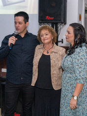 Presidente Simei Coelho homenageando Heloísa Calipo, a primeira pessoa a semear a Bíblia S