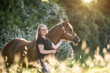 Pferd und Besitzerin im Sonnenuntergang – Pferdefotografie