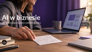 Osoba pracująca przy laptopie z projektem strony internetowej i notatkami dotyczącymi wykorzystania AI w biznesie