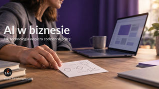 Osoba pracująca przy laptopie z projektem strony internetowej i notatkami dotyczącymi wykorzystania AI w biznesie