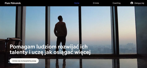 Mężczyzna patrzący przez okno na panoramę miasta – strona internetowa dla coacha Piotra Półrolnika
