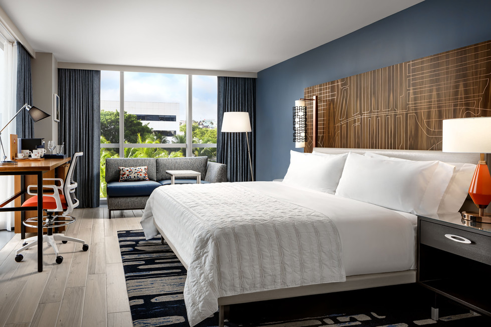fllda-king-guestroom-3211-hor-clsc.jpeg