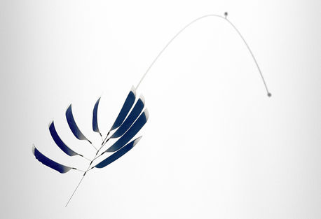 Floraissante II. Sculpture cinétique. Plumes de canard, acier, plomb.