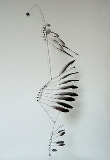 Cascaline. Sculpture cinétique. Plumes de geai, inox, plomb.