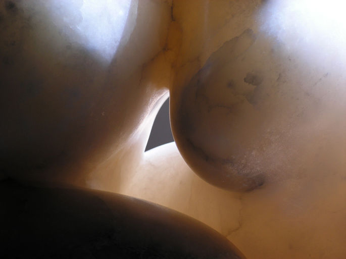 Lumiphose. Sculpture sensuelle en albâtre. Détail.