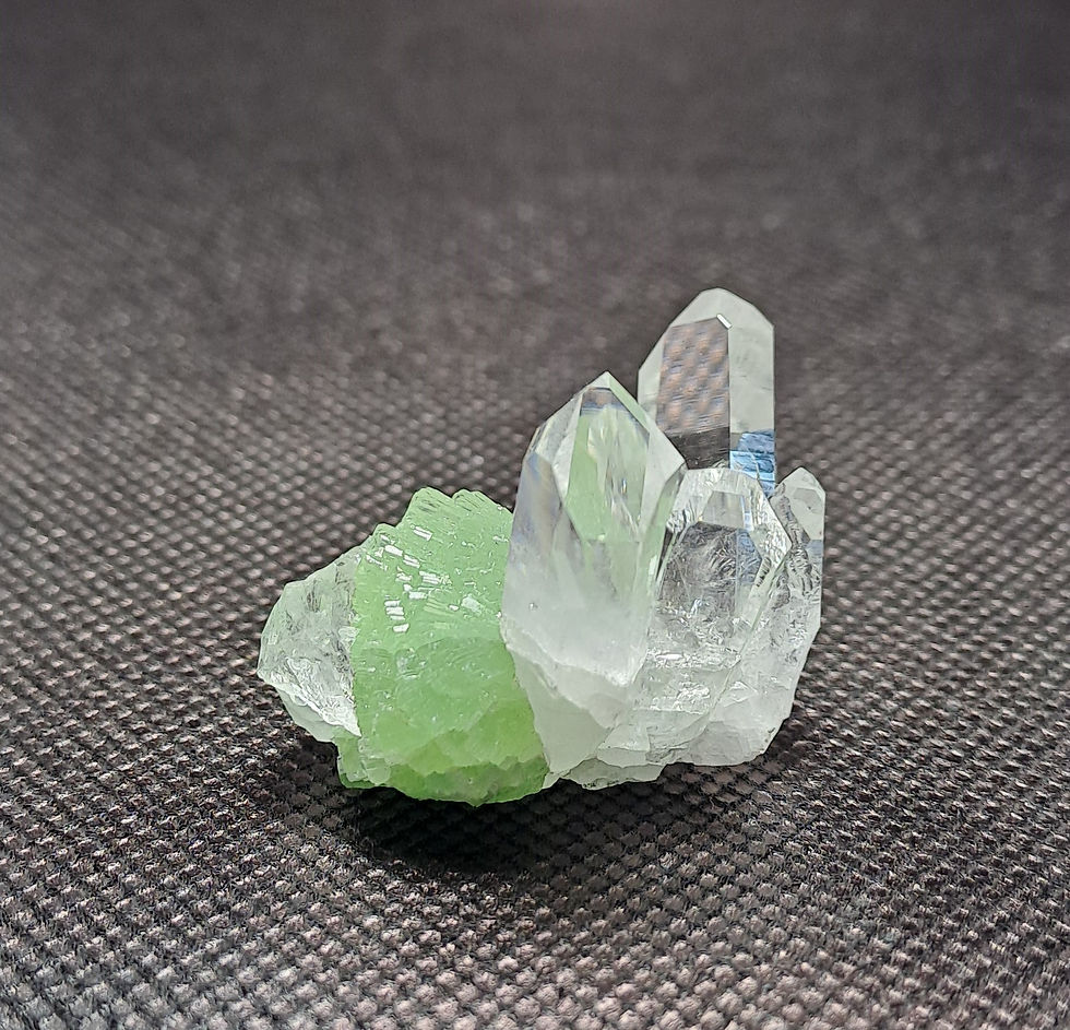 Miniatura: Drusa de Quartzo c\ Prehnite