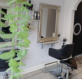 Chair to rent at hair salon 