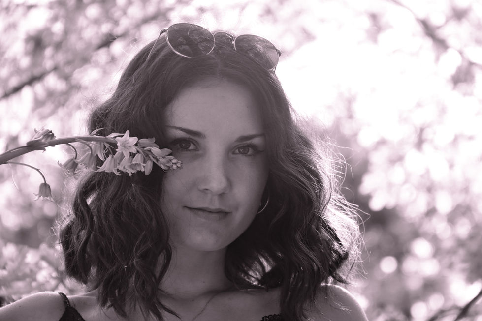 Portrait visage en noir et blanc avec fleur