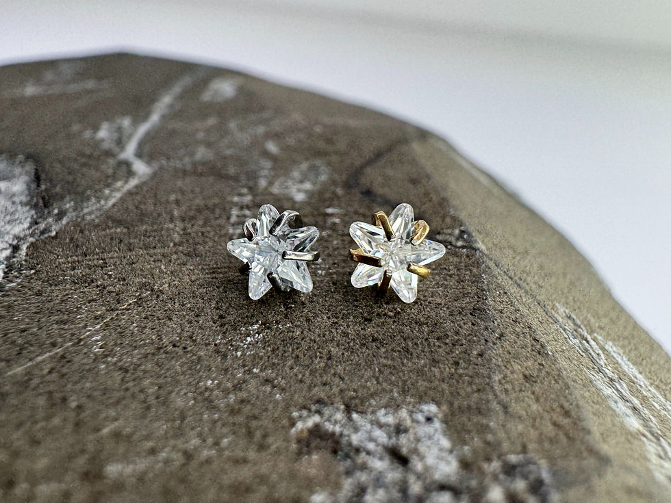 Thumbnail: Star crystal prong (Titanium, Polished / Gold)