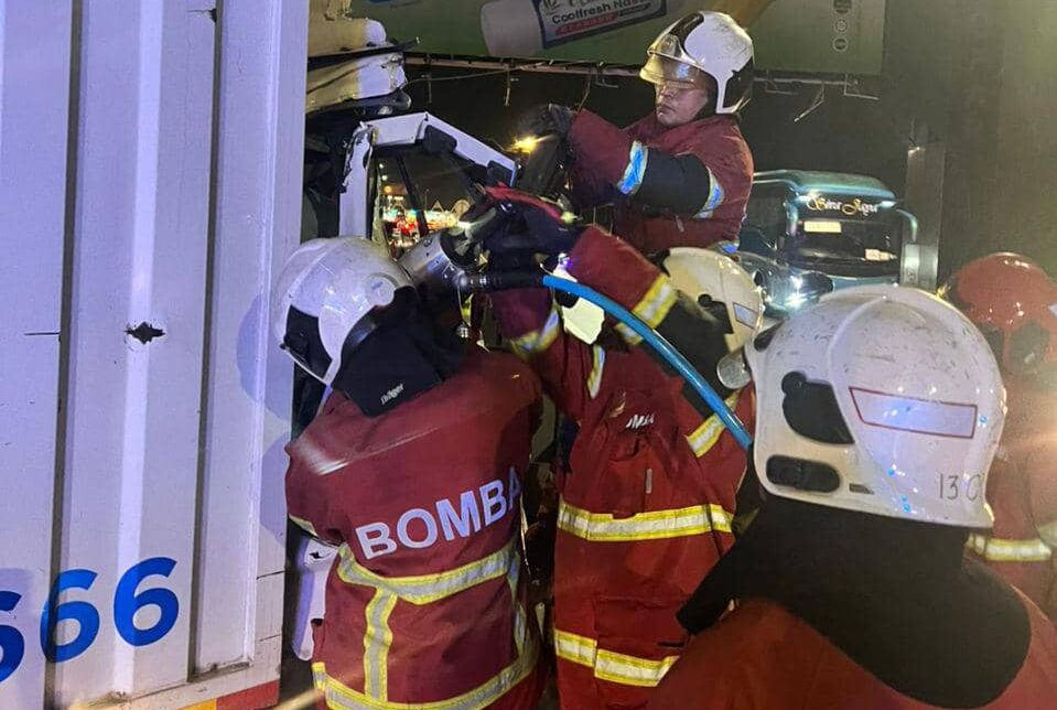 Anggota bomba mengeluarkan mangsa tersepit menggunakan peralatan khas dalam kejadian berhampiran Juru. kredit:JBPM