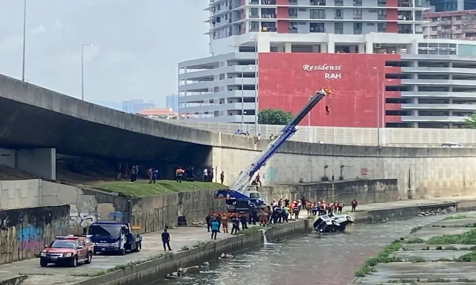 Kenderaan pacuan empat roda dinaiki mangsa hanyut di sungai berhampiran Pintasan Saloma akhirnya ditemui hari ini.