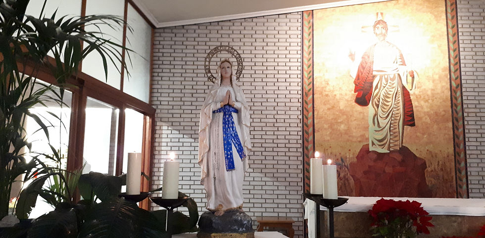 Virgen de Lourdes en el altar del templo