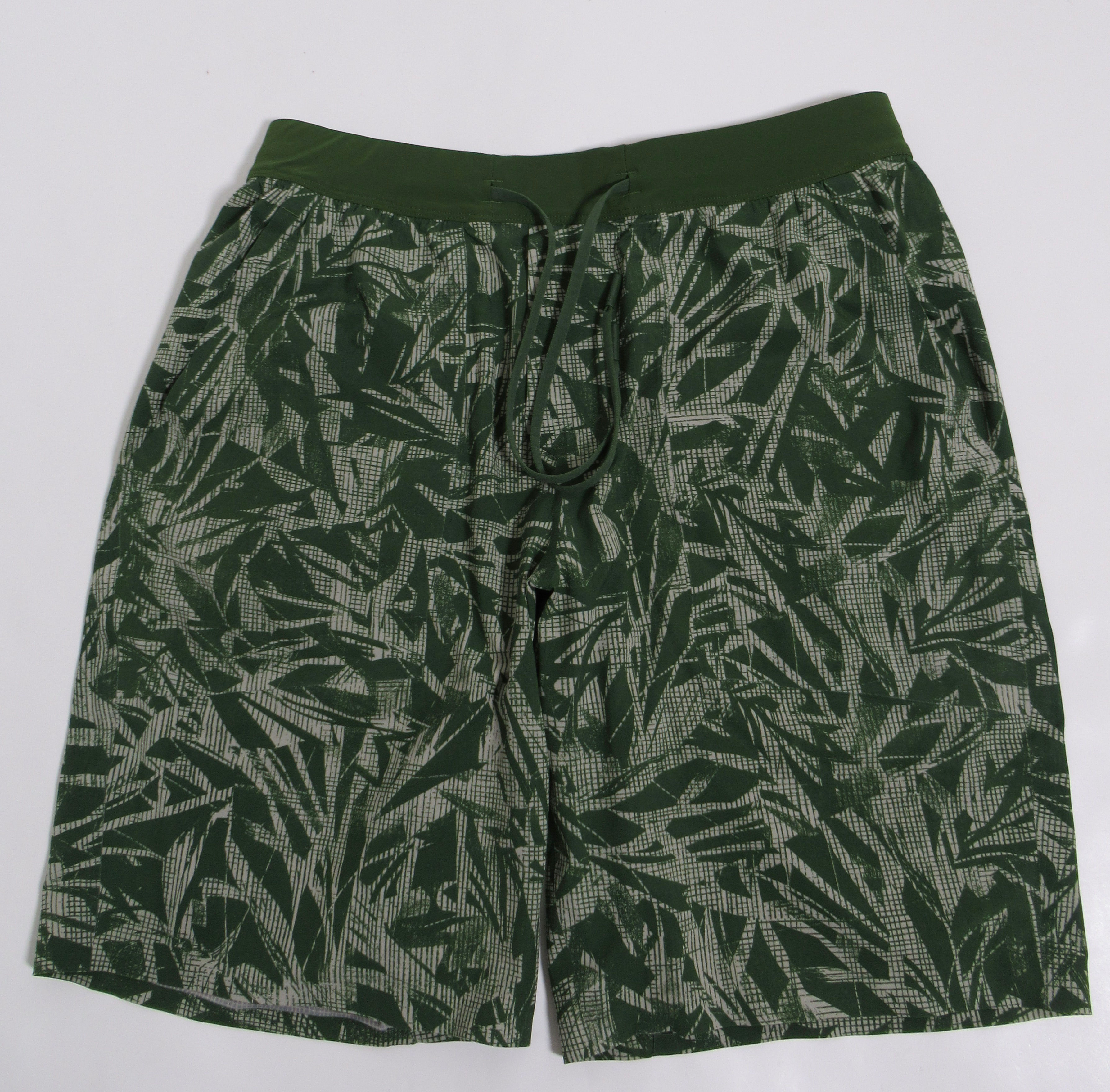 Lululemon T.H.E. Short 9" *Reversible Hot House Loden Green Multi / Grid Lines M