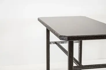 Bureau avec un plateau en hêtre teinté palissandre avec une texture sur sa périphérie - piètement en acier texturé