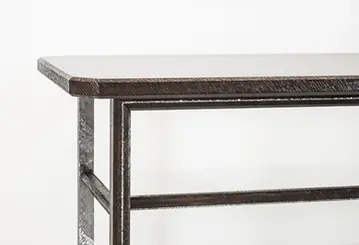Bureau avec un plateau en hêtre teinté palissandre avec une texture sur sa périphérie - piètement en acier texturé