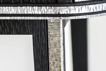 Console en vue de milieu en frêne brossé teinté noir et acier texturé