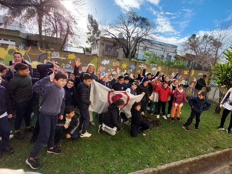 El municipio continúa la promoción de la Paz con la plantación de olivos en las escuelas