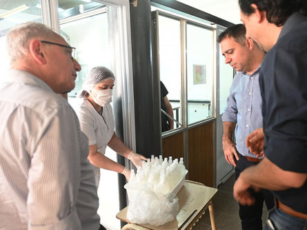 Davico visitó el laboratorio donde se elaboran repelentes para reforzar la prevención del dengue