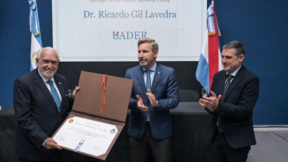 El gobernador participó de la entrega del título Honoris Causa a Ricardo Gil Lavedra