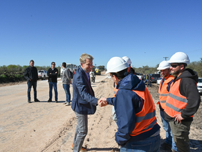 "Tenemos que reconstruir esa confianza perdida de la gente en la política", afirmó Frigerio al recorrer la obra de la ruta 20