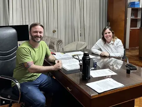 Curiosa foto: Lucía Varisco fue recibida por Azcué