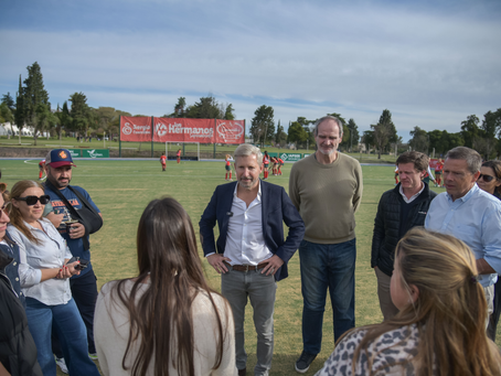 El gobernador visitó la primera cancha de hockey sobre césped sintético del norte entrerriano
