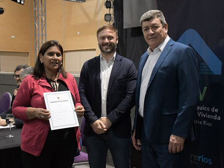 Junto al IAPV, Azcué participó de la entrega de escrituras