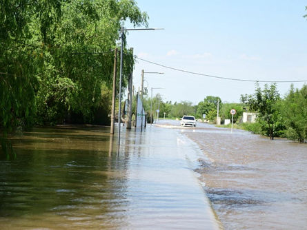 Crecida del río: Municipalidad, Prefectura y Bomberos evacuaron a turistas de zonas vulnerables