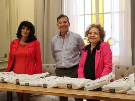 Entrega de libros a escuelas del departamento Gualeguaychú por el Día Internacional del Libro