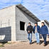 Azcué recorrió las viviendas del barrio Agua Patito