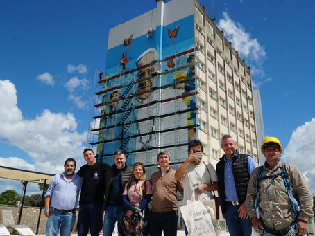 José Luis Walser visitó el avance del mural del Papa Francisco en el Hotel Intersur