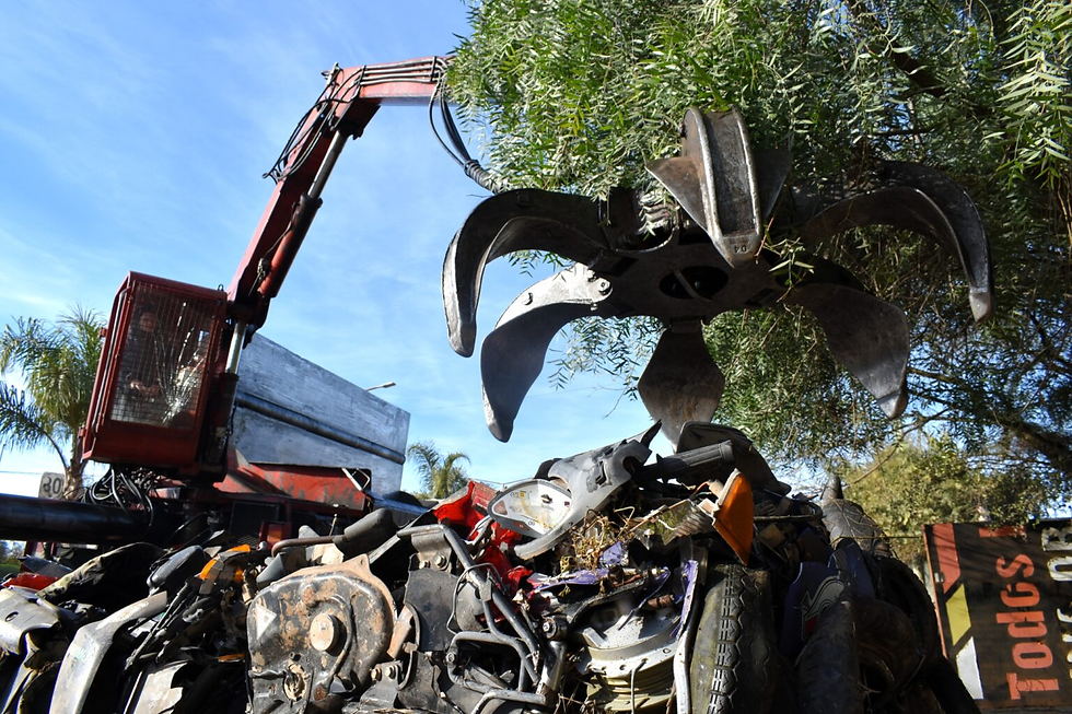 Colón inició por primera vez un operativo de compactación de vehículos retenidos y abandonados