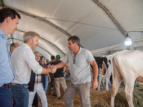 El gobernador participó de la Expo Provincial de la Leche y reafirmó el acompañamiento al sector productivo