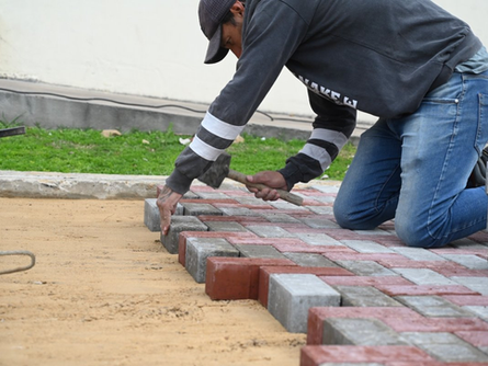 Ya colocan los nuevos adoquines entre los Galpones del Puerto y el río Gualeguaychú