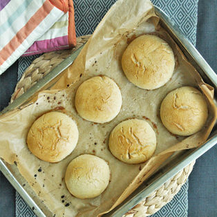 Glutenfreie Burgerbrötchen mit Ananassaft