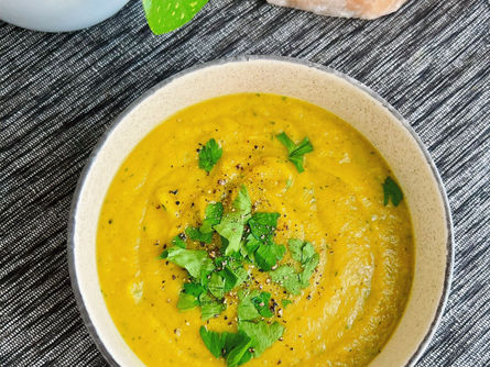 Goldene Pastinaken Suppe