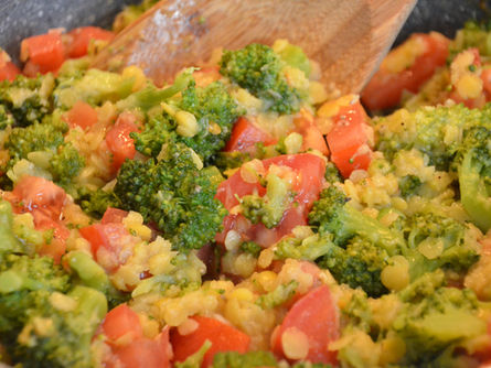 Gelbe Linsen mit Brokkoli & Tomaten