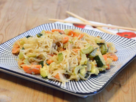 Glasnudeln mit Gemüse in Erdnusssoße