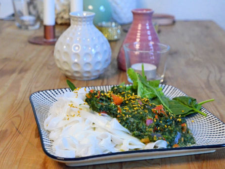 Reisbandnudeln mit erdnussigem Spinat