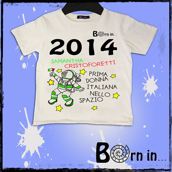 Anno di nascita 2014, la maglia racconta le avventure di Samatha Cristoforetti, prima donna italiana a varcare le porte dello spazio. Idea regalo Born in t-shirt