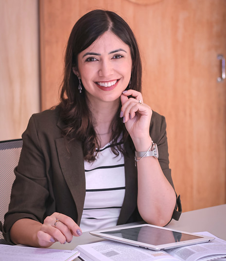 Mulher sorrindo, representando orientação profissional.