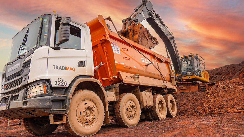 Caminhão basculante laranja recebendo terra de escavadeira John Deere em obra enlameada ao pôr do sol. Hero Agência. Fotos profissionais mineração. Fotos profissionais de caminhões, máquinas da linha amarela.
Fotos institucionais de mineração. Fotos institucionais de caminhões, máquinas da linha amarela.