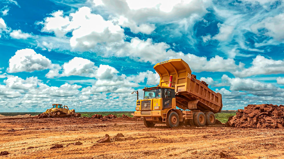 Caminhão basculante SANY e trator de esteira em terraplenagem, sob céu azul com nuvens brancas. Banco de imagens mineração. Fotos institucionais de mineração.
Fotos profissionais mineração.