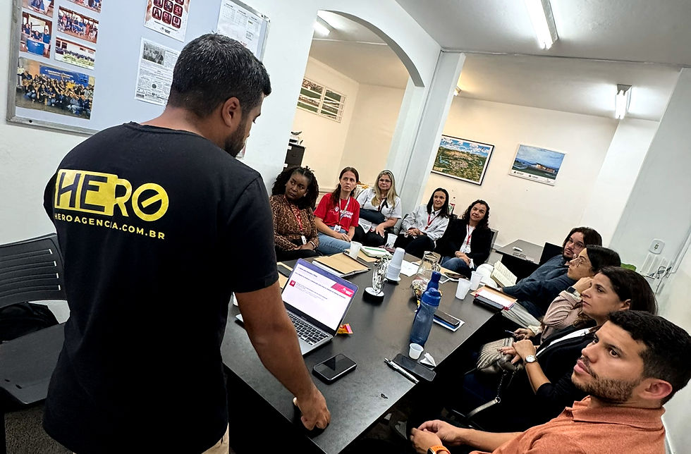Comunicação interna, reunião de alinhamento da Hero Agência com cliente para discussão de direcionamento de estratégia.