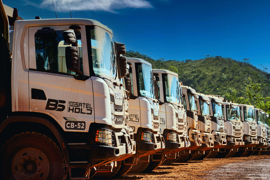 Banco de Imagens na área de movimentação de carga e intralogística no segmento da mineração.
Equipamentos pesados: traçados, caminhões, escavadeiras, pá carregadeira, patrol, retroescavadeira, cavalo, basculante, trator, niveladora, retroniveladora, caminhão pipa.