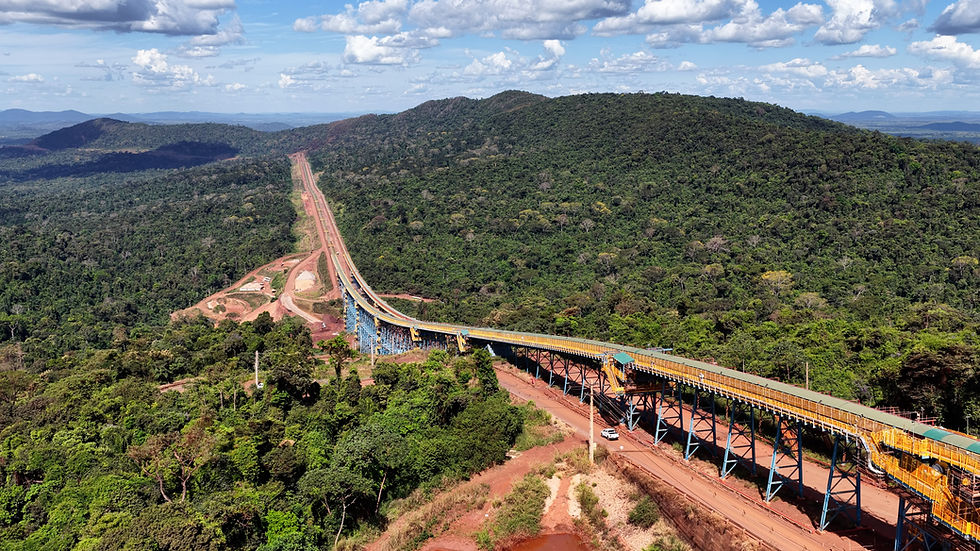 Vista aérea de uma ponte/conveyor em construção sobre floresta tropical, com morros verdes e céu nublado ao fundo. Hero Agência. Fotos profissionais mineração. Fotos profissionais de caminhões, máquinas da linha amarela.
Fotos institucionais de mineração. Fotos institucionais de caminhões, máquinas da linha amarela.