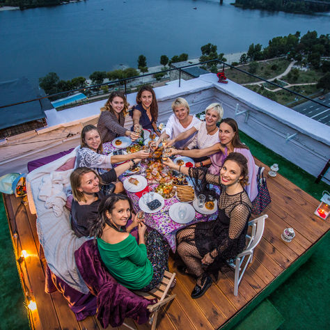 Девичник на крыше