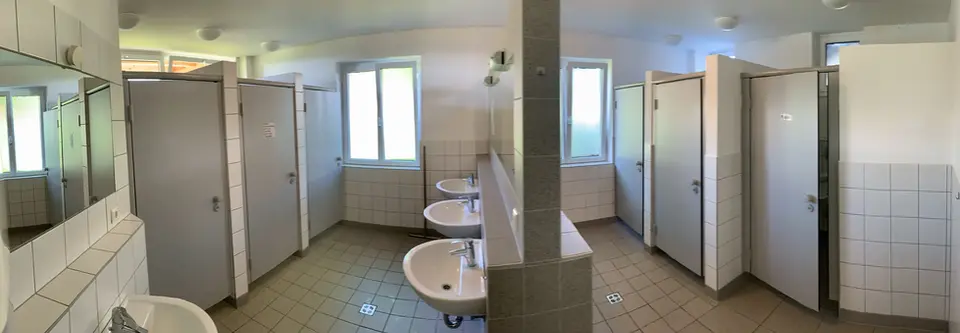 Moderne saubere gepflegte Sanitäranlage